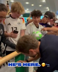 半岛体育app下载-温哥华球迷热烈欢迎穆勒，印第安部落酋长以传统仪式迎接他的到来