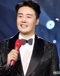 半岛体育app下载-他被称为最帅男高音，却对未来充满迷茫，如今儿子成了他的期望