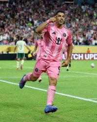 半岛体育-苏亚雷斯梅开二度锁定胜局，坦言老将担当重任并全力以赴