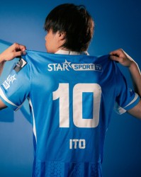 半岛体育-官方：32岁日本国脚伊东纯也重返亨克效力，身披10号球衣