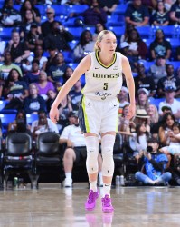 半岛体育app下载-状元佩奇新秀赛季表现：场均19.1分5.3助 爆砍44分WNBA本赛季最高