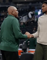 半岛体育app下载-打完雄鹿最后一场了？字母哥：这是个好问题，我不知道