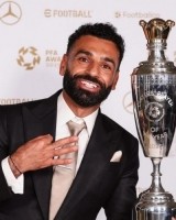 祝贺老队友！阿诺德社媒晒萨拉赫与PFA最佳奖杯：历史级